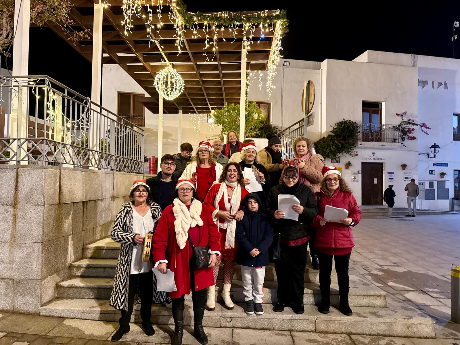 Mojácar Pueblo vivió ayer una de sus citas más queridas de la Navidad con la celebración del tradicional Aguinaldo Mojáquero, una costumbre profundamente arraigada que volvió a reunir a vecinos y visitantes en torno a la música popular y el canto en las calles y plazas del municipio.
